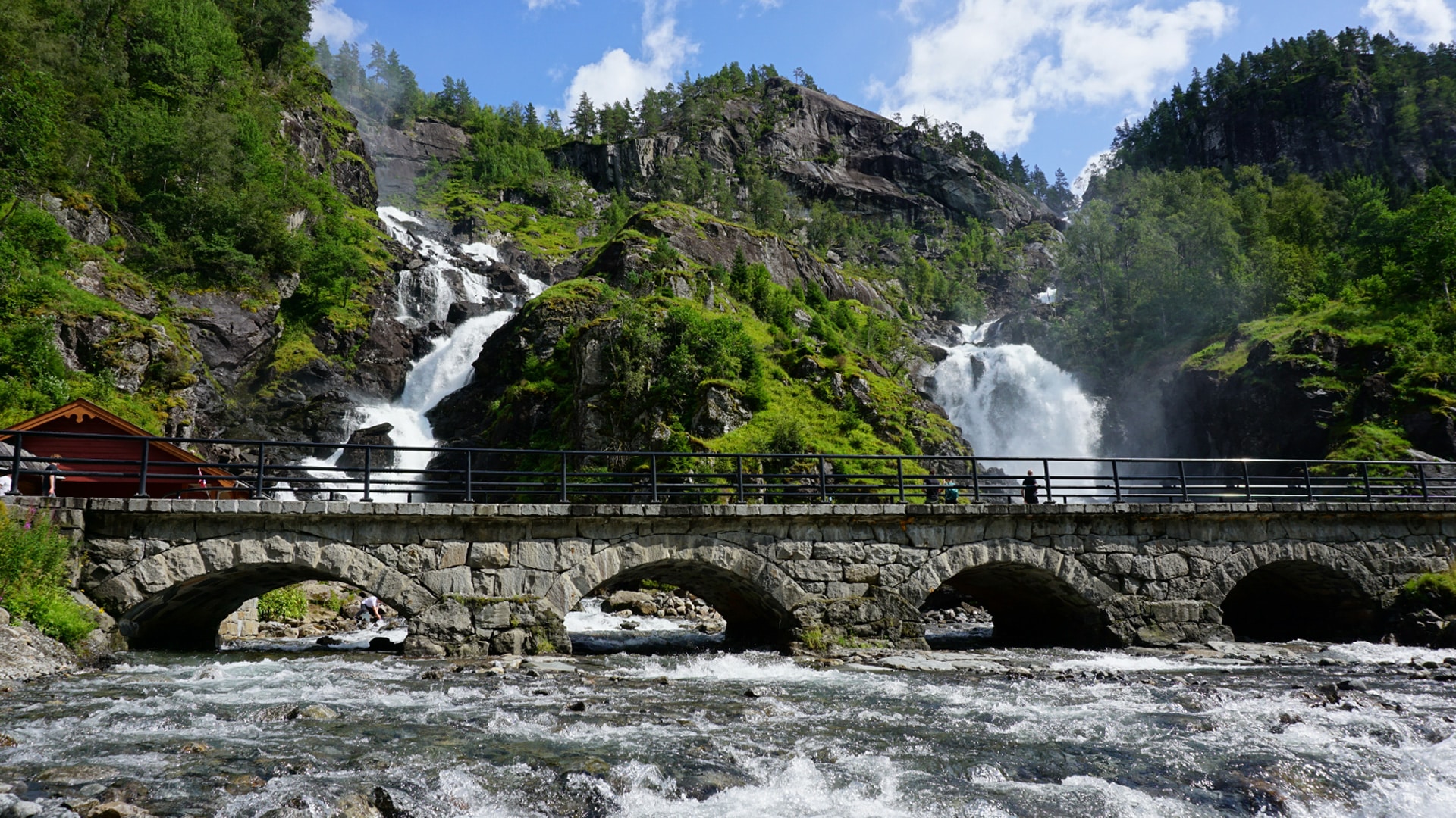 Das Tal der Wasserfälle (Låtefossen) Das Tal der Wasserfälle (Låtefossen)